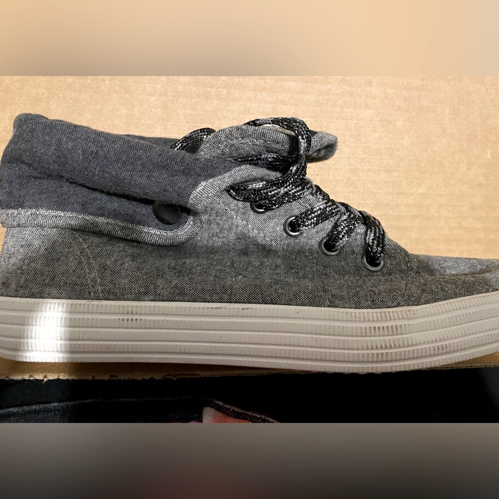 WOMENS ROCKET DOG SNEAKERS- size 6